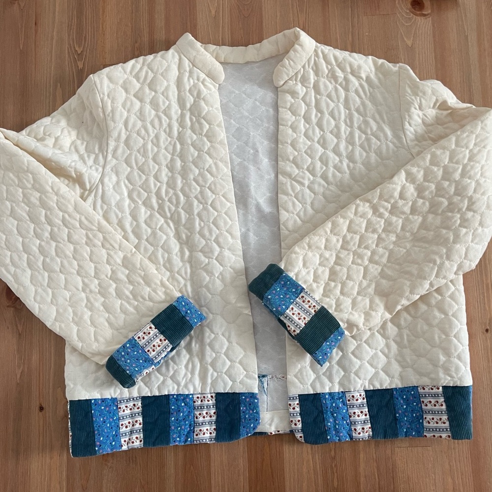 Cropped quilt coat white and blue